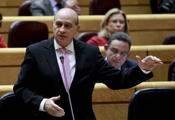 وزير الداخلية الإسباني يحذر من هجوم إرهابي في بلاده