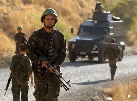 مقتل جندي تركي وإصابة 5 آخرين في انفجار في بلدة “سور” الكردية