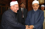 مفتي الجمهورية يهنئ شيخ الأزهر باختياره شخصية العام