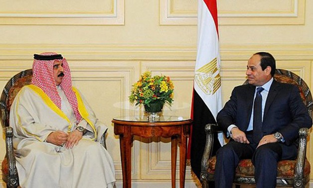 الرئيس المصري وملك البحرين يبحثان بالقاهرة الأزمة الخليجية.