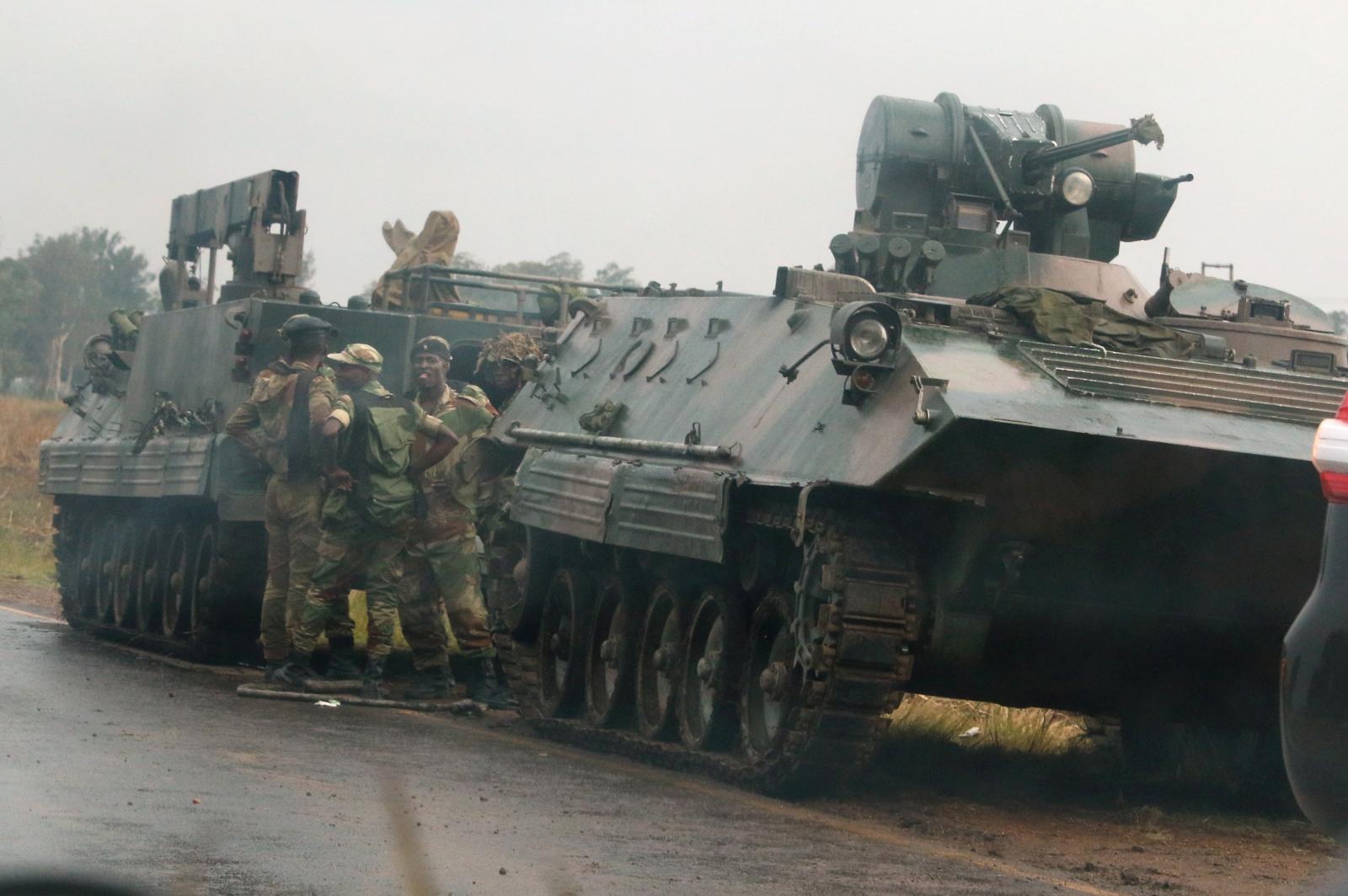 جيش زيمبابوي يستولي على السلطة وموجابي يقول إنه بخير
