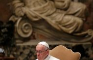البابا فرنسيس يندد بمقتل النساء والأطفال في قداس من أجل إفريقيا