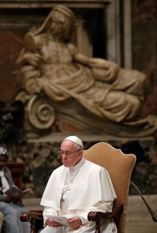 البابا فرنسيس يندد بمقتل النساء والأطفال في قداس من أجل إفريقيا