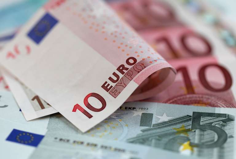 اليورو يعزز مكاسبه وسط آمال بالبدء في الانسحاب من سياسات التحفيز