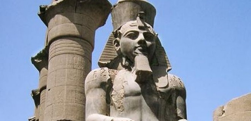 فحص رأسى تمثالى الفرعون رمسيس الثانى والملك ماركوس