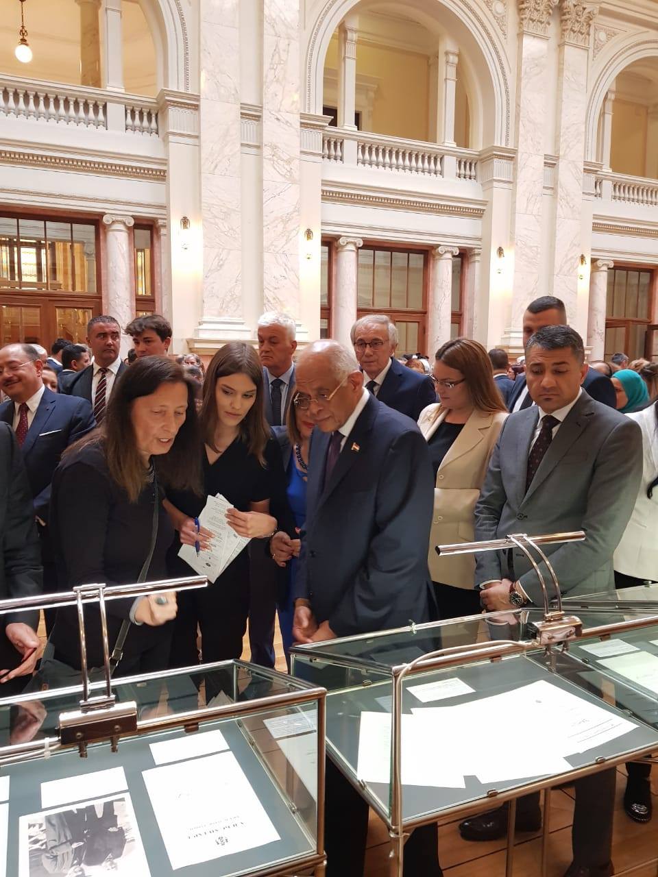 رئيسة برلمان صربيا تقيم معرضاً للوثائق التاريخية المصرية الصربية