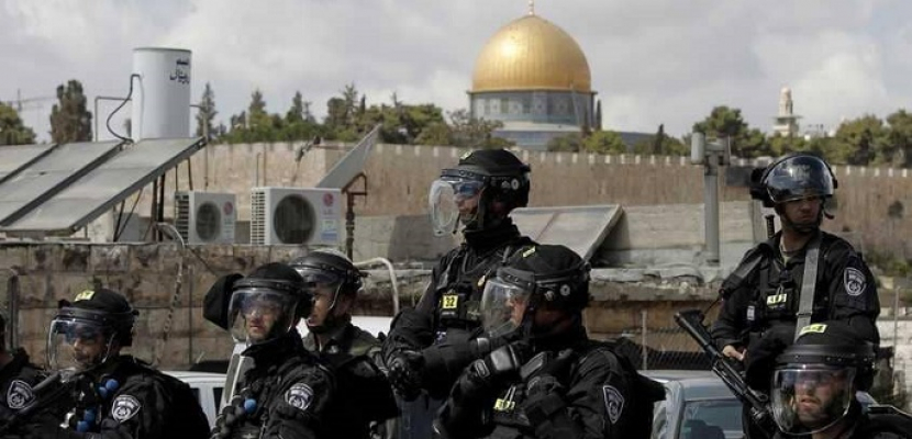 الاحتلال الإسرائيلي يبعد 19 شاباً فلسطينياً عن المسجد الأقصى ويمدد اعتقال 5 قاص