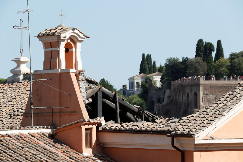 انهيار سقف كنيسة تاريخية في وسط روما