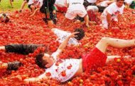حرب الطماطم تندلع في مهرجان توماتينا الإسباني