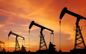 أسعار النفط تواصل مكاسبها مدعومة بضعف الدولار وشح الإمدادات