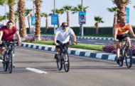 الرئيس السيسي يقوم بجولة في مدينة شرم الشيخ بـ”الدراجة”