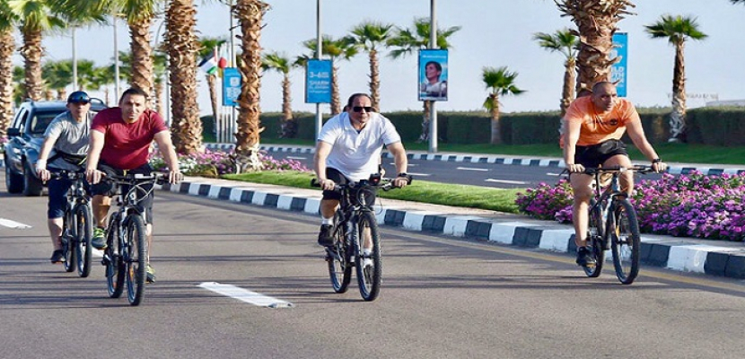 الرئيس السيسي يقوم بجولة في مدينة شرم الشيخ بـ”الدراجة”