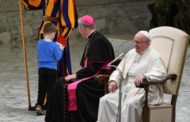 طفل “جامح” يخطف الأنظار من البابا فرنسيس خلال قداس