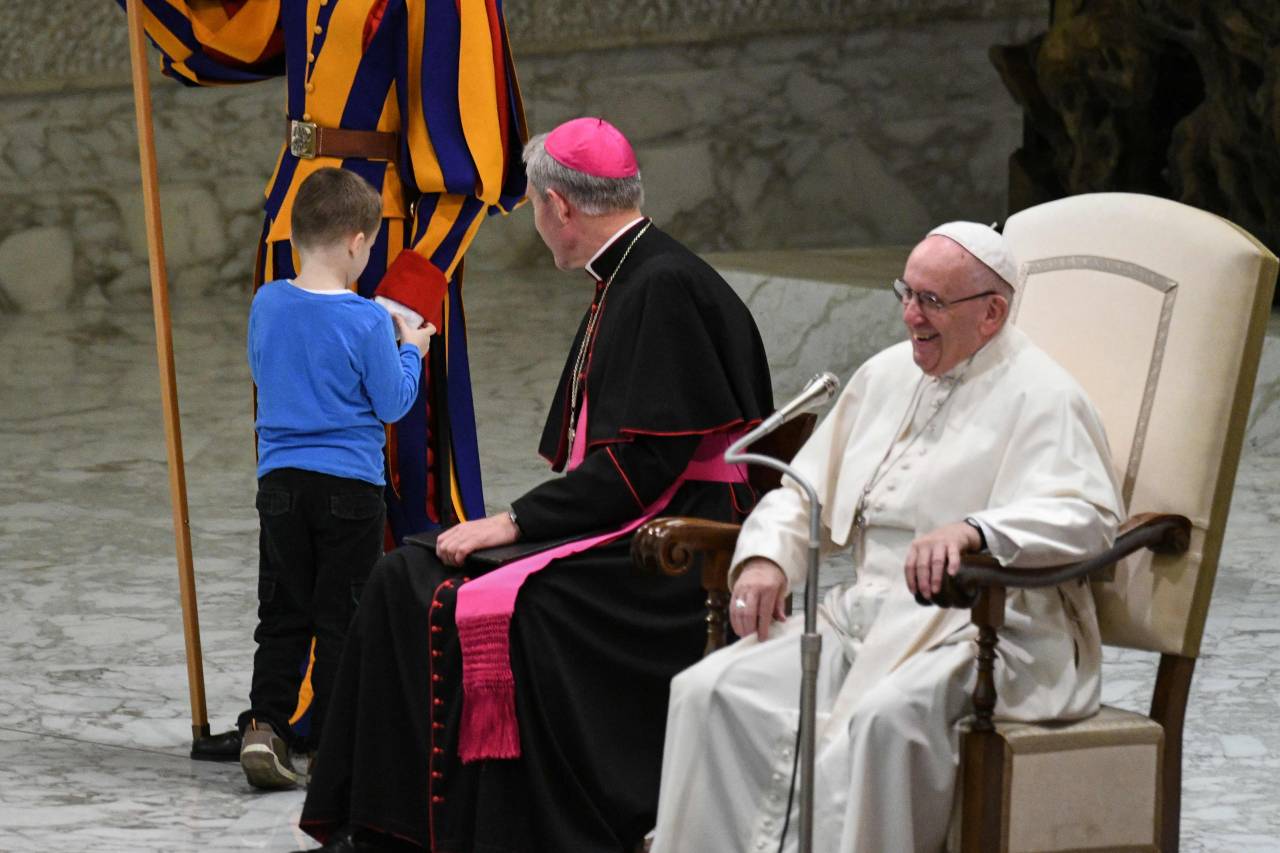 طفل “جامح” يخطف الأنظار من البابا فرنسيس خلال قداس