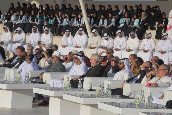 في ختام ملتقى “تحالف الأديان لأمن المجتمعات” سيف بن زايد يشهد مصادقة قادة الأديان على “بيان أبوظبي” في واحة الكرامة