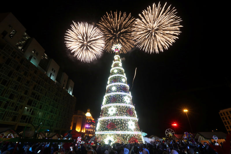 إضاءة شجرة ميلاد ضخمة في وسط بيروت إيذانا ببدء الاحتفالات بالأعياد