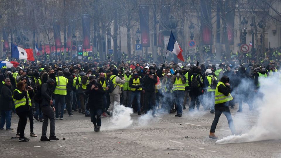 اشتباكات بين الشرطة الفرنسية ومحتجين في الشانزليزيه