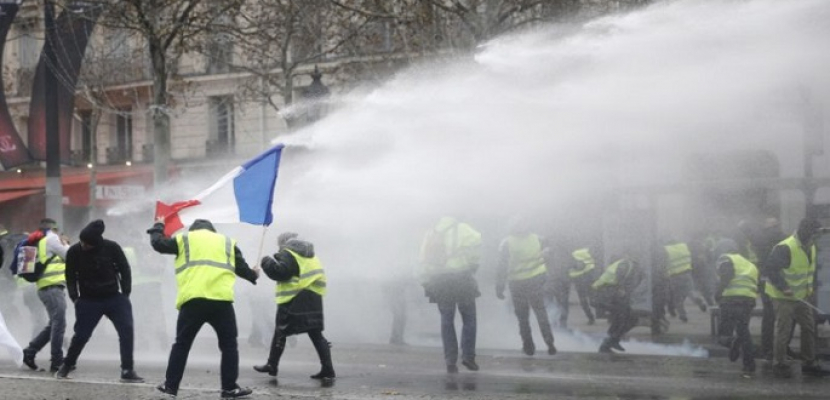 تواصل احتجاجات السترات الصفراء فى باريس .. واعتقال أكثر من 85 شخصاً
