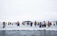 النزول إلى المياه الباردة ليلة رأس السنة: تقليد مستمرّ في كندا