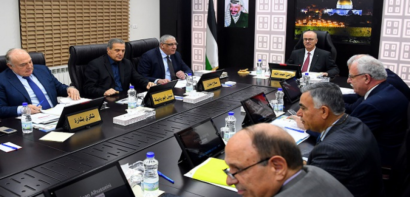 رئيس الوزراء الفلسطيني يقدم استقالته هو وحكومته لعباس