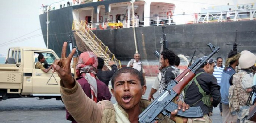 تسليم ميناء الحديدة يشعل الخلاف بين الحوثيين ورئيس لجنة إعادة الانتشار