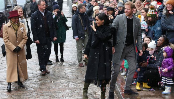 حشود تواجه الطقس البارد للترحيب بالأمير هاري وزوجته في بريستول