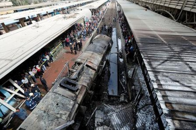 مقتل وإصابة عشرات في حادث ارتطام جرار وحريق بمحطة قطارات بالقاهرة