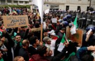 عشرات الآلاف يحتجون في الجزائر على حكم الرئيس بوتفليقة