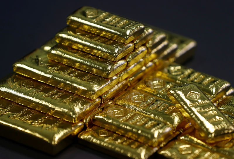 الذهب يبلغ أعلى مستوى في 7 سنوات
