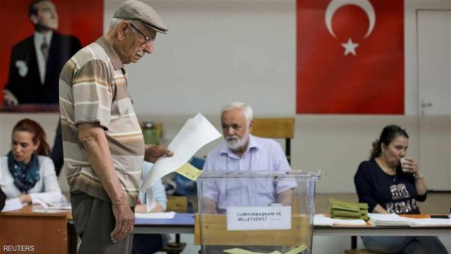 الأتراك يصوتون في انتخابات محلية قد تشهد خسارة أردوغان في مدن كبرى