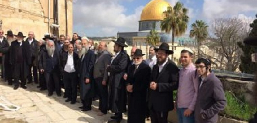 أكثر من مائة مستوطن وطالب تلمودي يقتحمون “الأقصى” بحراسة من الاحتلال الإسرائيلي