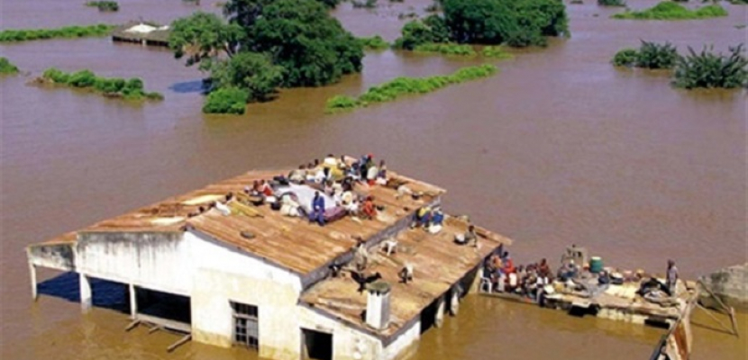 مصرع أكثر من 66 شخصًا ونزوح الآلاف جراء فيضانات عارمة تجتاح موزمبيق
