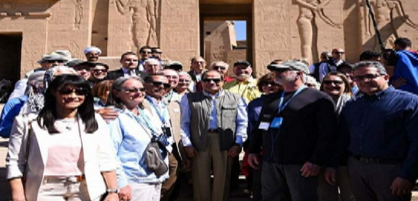 الرئيس السيسي يقوم بجولة في معبد فيله بأسوان بصحبة الشباب العربى والإفريقى
