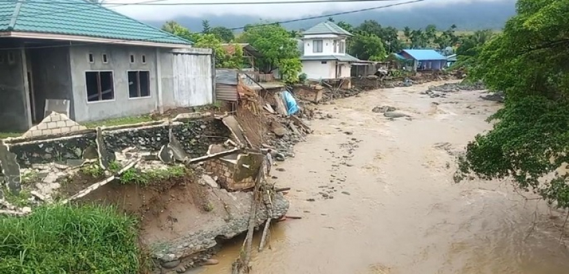 ارتفاع حصيلة ضحايا الفيضانات العارمة في إندونيسيا إلى 73 قتيلا