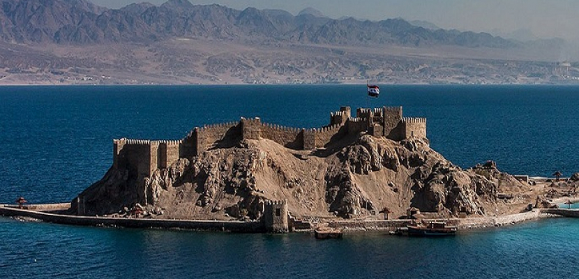 قلعة صلاح الدين بطابا تنضم لمنظومة الإضاءة باللون الأزرق احتفالا بيوم المياه العالمي