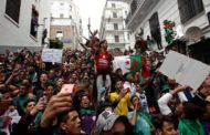الجزائر.. محتجون يطالبون برحيل “النظام” ومحاسبة “العصابة”