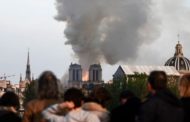 كاتدرائية نوتردام: حريق كبير يؤدي إلى انهيار سقف وبرج الكاتدرائية العريقة وسط العاصمة الفرنسية