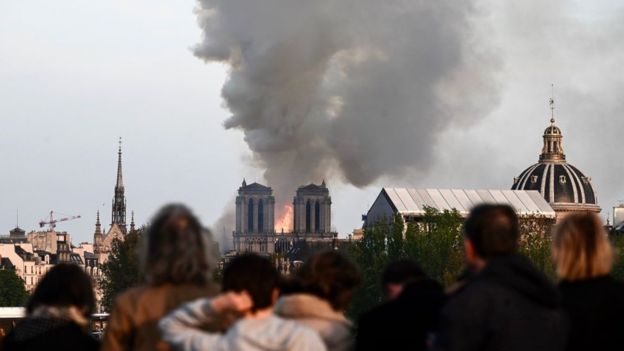 كاتدرائية نوتردام: حريق كبير يؤدي إلى انهيار سقف وبرج الكاتدرائية العريقة وسط العاصمة الفرنسية