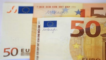 اليورو يقبع قرب 1.12 دولار بعد بيانات ألمانية ضعيفة