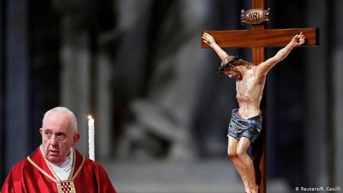 البابا يرأس قداس الجمعة العظيمة الذي ركز على معاناة المهاجرين