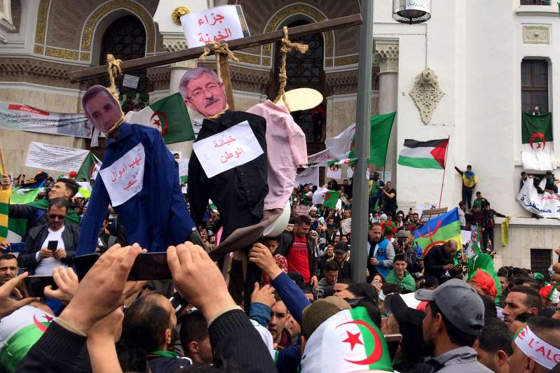 عودة المحتجين إلى شوارع الجزائر بعد إقالة رئيس المخابرات