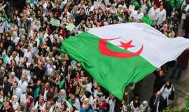 الجزائريون في الشوارع للجمعة التاسعة على التوالي للمطالبة برحيل جميع رموز النظام