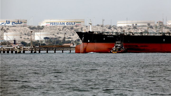 واشنطن تهدد دولا من حلفائها بفرض عقوبات في حال استمرارها باستيراد النفط الإيراني