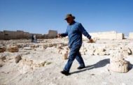 مصر تكشف النقاب عن مومياء عمرها 2500 عام في جبانة منسية