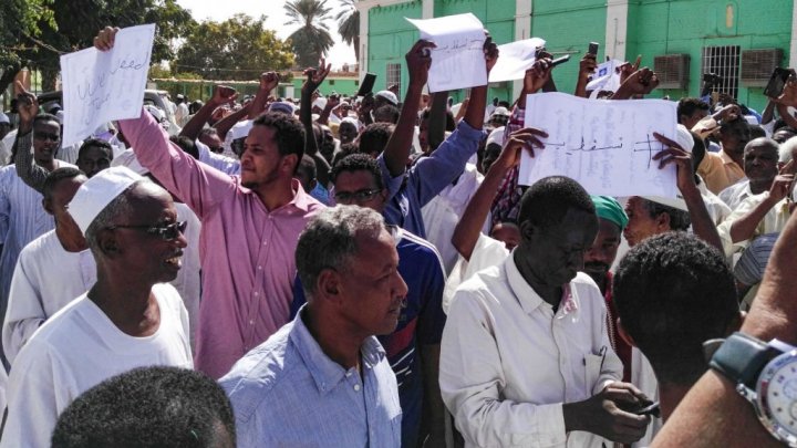 المجلس العسكري يدعو قادة احتجاجات السودان لبحث مطالبهم