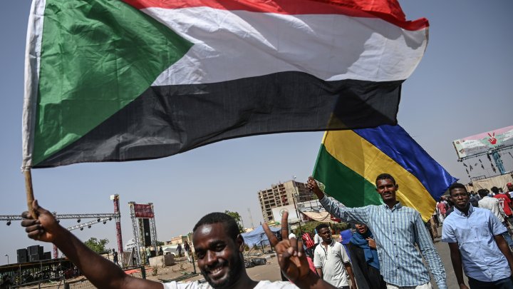 قادة الاحتجاجات في السودان يتمسكون بمجلس ذي رئاسة مدنية