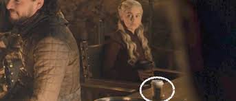 كوب قهوة في “لعبة العروش”.. و”ستاربكس” وشركة الإنتاج تسخران من الخطأ