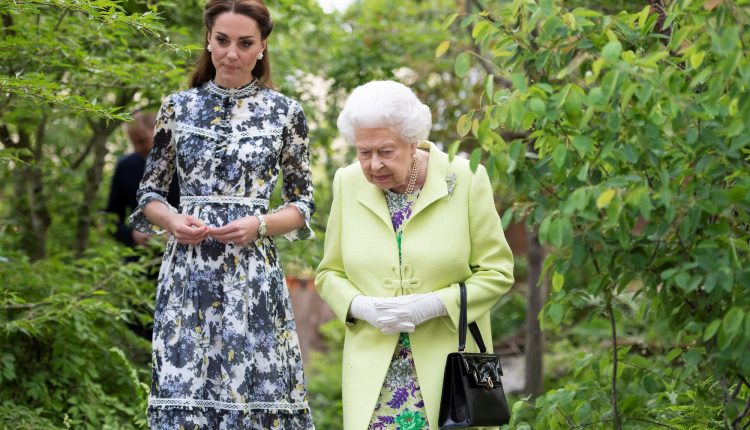 ملكة بريطانيا تتفقد معرض تشيلسي للزهور