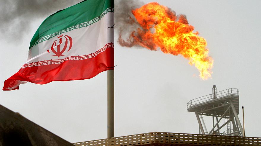 إيران تحشد جميع مواردها لبيع النفط في “السوق الرمادية”