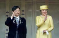 هتافات وصيحات مع تحية إمبراطور اليابان الجديد الشعب لأول مرة